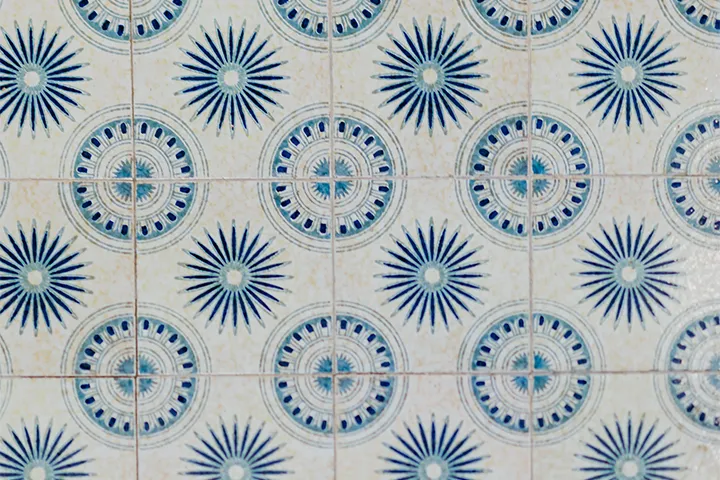 Blått och vitt azulejos-mönster i närbild
